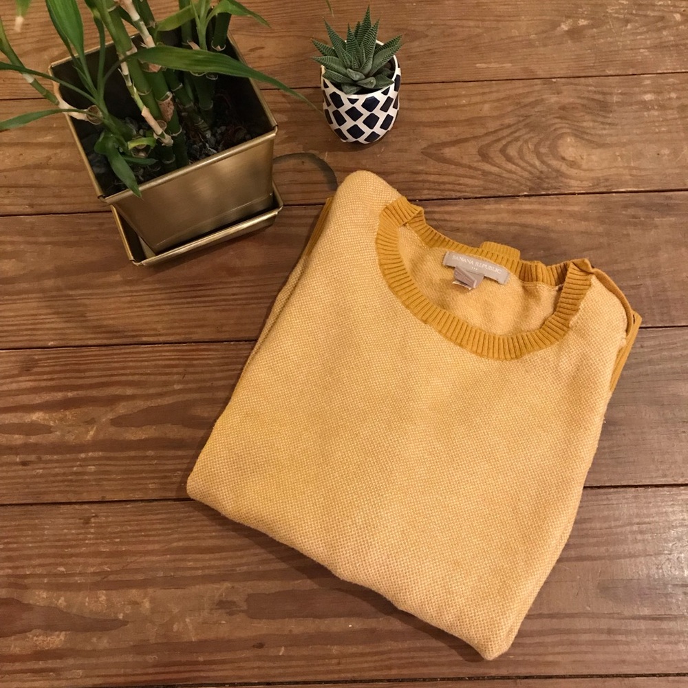 Banana Republic sweater 💛